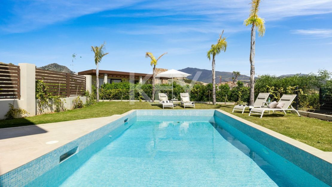 Современная вилла с панорамными видами и террасой на крыше в Бенаависе