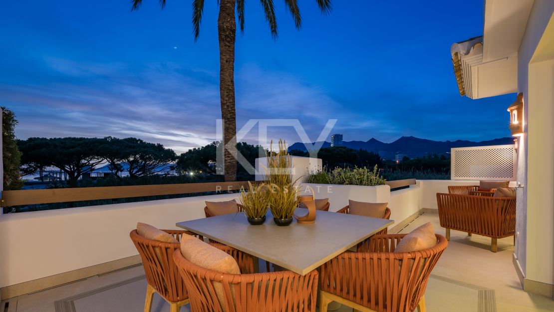 Готовая к заселению квартира у моря с элегантной современной отделкой в Los Monteros Palm Beach, Марбелья Восточная