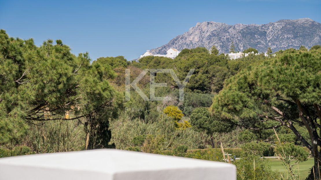 Готовая к заселению квартира у моря с элегантной современной отделкой в Los Monteros Palm Beach, Марбелья Восточная