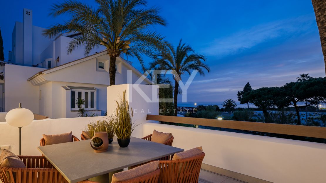 Готовая к заселению квартира у моря с элегантной современной отделкой в Los Monteros Palm Beach, Марбелья Восточная