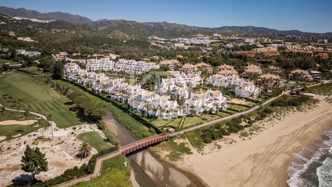 Готовая к заселению квартира у моря с элегантной современной отделкой в Los Monteros Palm Beach, Марбелья Восточная
