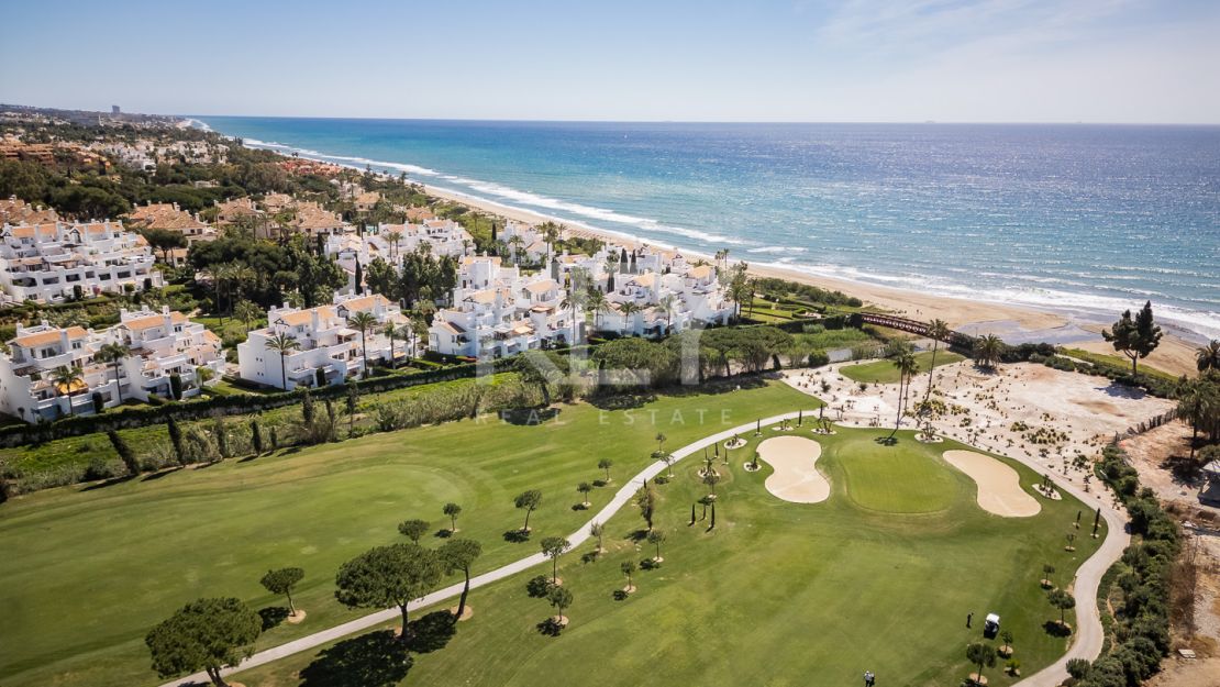 Готовая к заселению квартира у моря с элегантной современной отделкой в Los Monteros Palm Beach, Марбелья Восточная