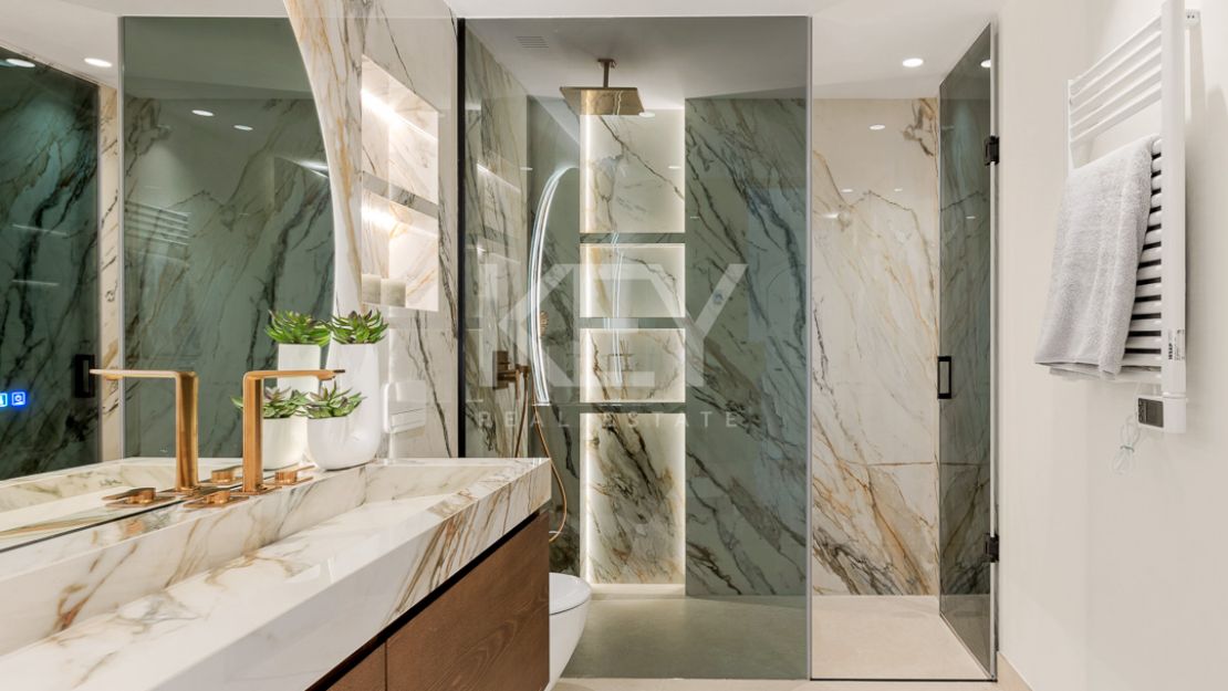 Готовая к заселению квартира у моря с элегантной современной отделкой в Los Monteros Palm Beach, Марбелья Восточная