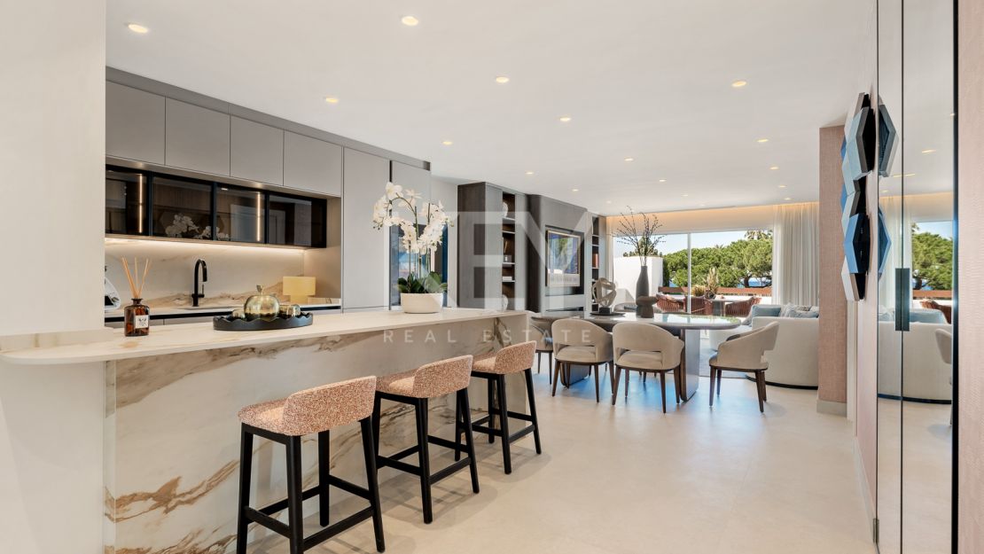 Готовая к заселению квартира у моря с элегантной современной отделкой в Los Monteros Palm Beach, Марбелья Восточная