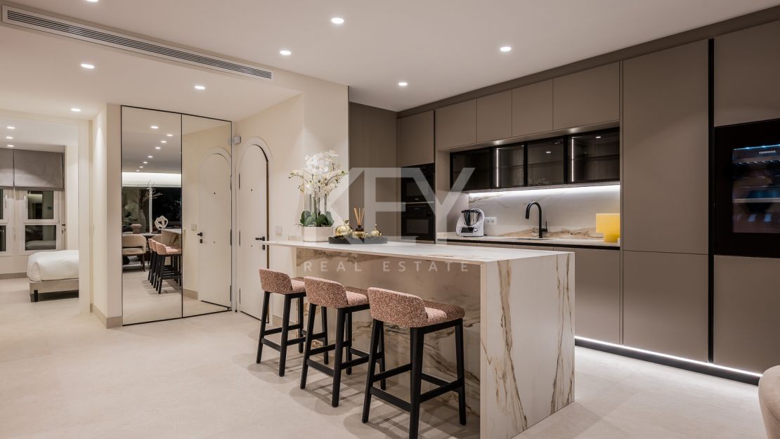 Готовая к заселению квартира у моря с элегантной современной отделкой в Los Monteros Palm Beach, Марбелья Восточная