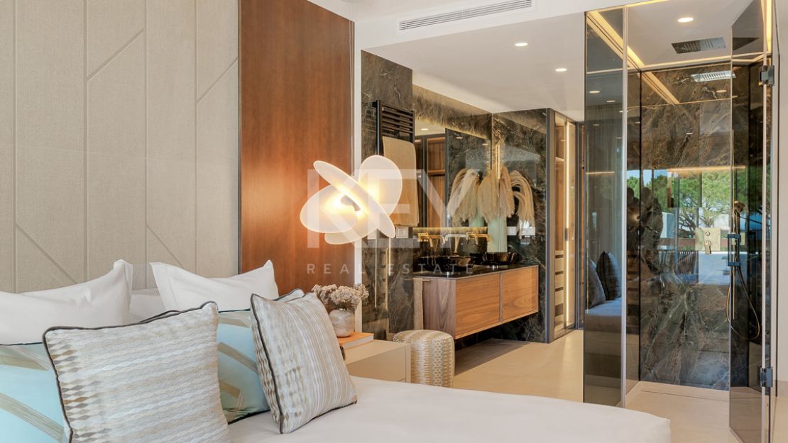 Готовая к заселению квартира у моря с элегантной современной отделкой в Los Monteros Palm Beach, Марбелья Восточная