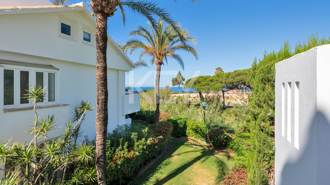 Готовая к заселению квартира у моря с элегантной современной отделкой в Los Monteros Palm Beach, Марбелья Восточная