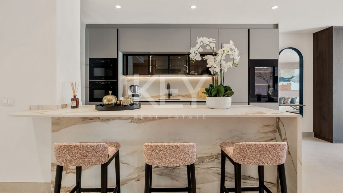 Готовая к заселению квартира у моря с элегантной современной отделкой в Los Monteros Palm Beach, Марбелья Восточная