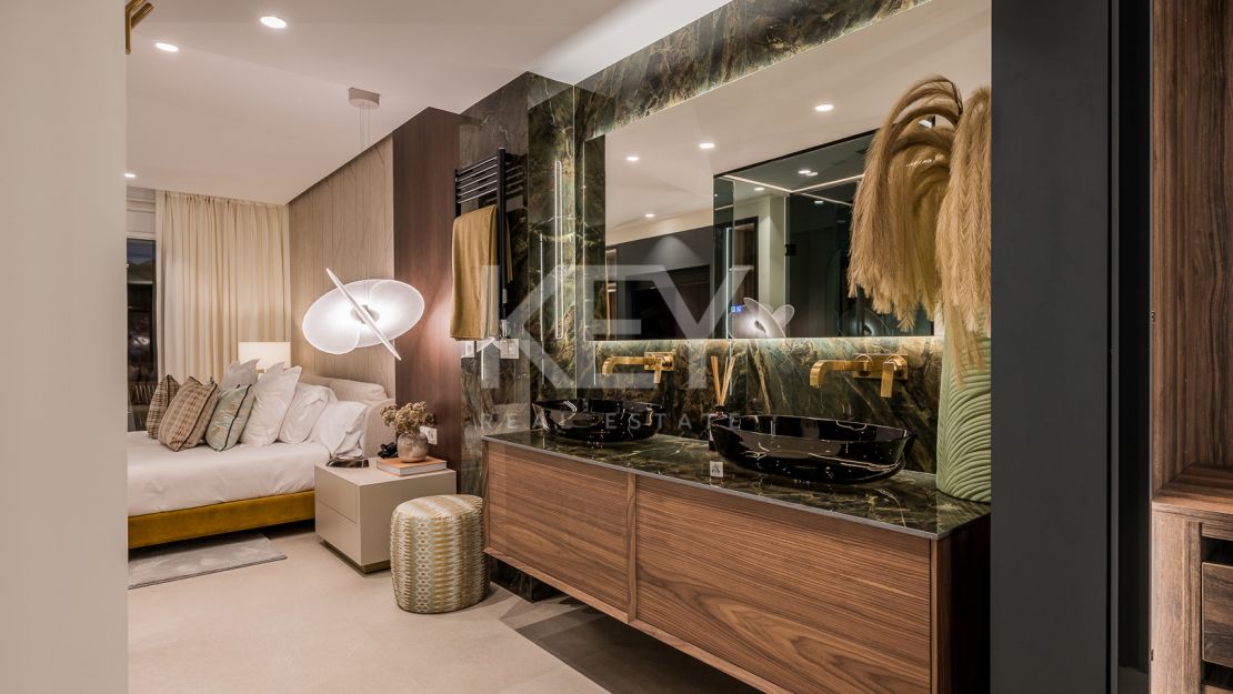 Готовая к заселению квартира у моря с элегантной современной отделкой в Los Monteros Palm Beach, Марбелья Восточная