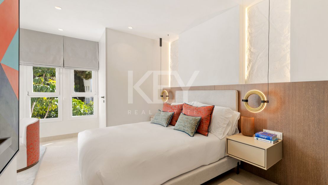 Готовая к заселению квартира у моря с элегантной современной отделкой в Los Monteros Palm Beach, Марбелья Восточная