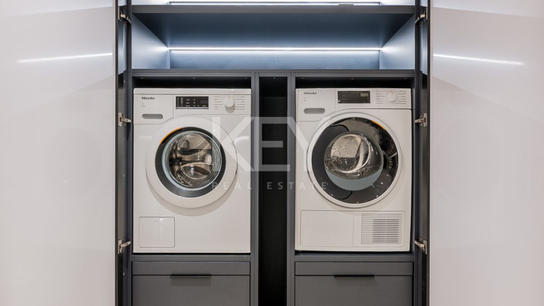 Готовая к заселению квартира у моря с элегантной современной отделкой в Los Monteros Palm Beach, Марбелья Восточная