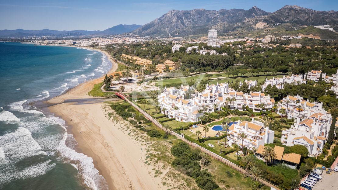 Готовая к заселению квартира у моря с элегантной современной отделкой в Los Monteros Palm Beach, Марбелья Восточная