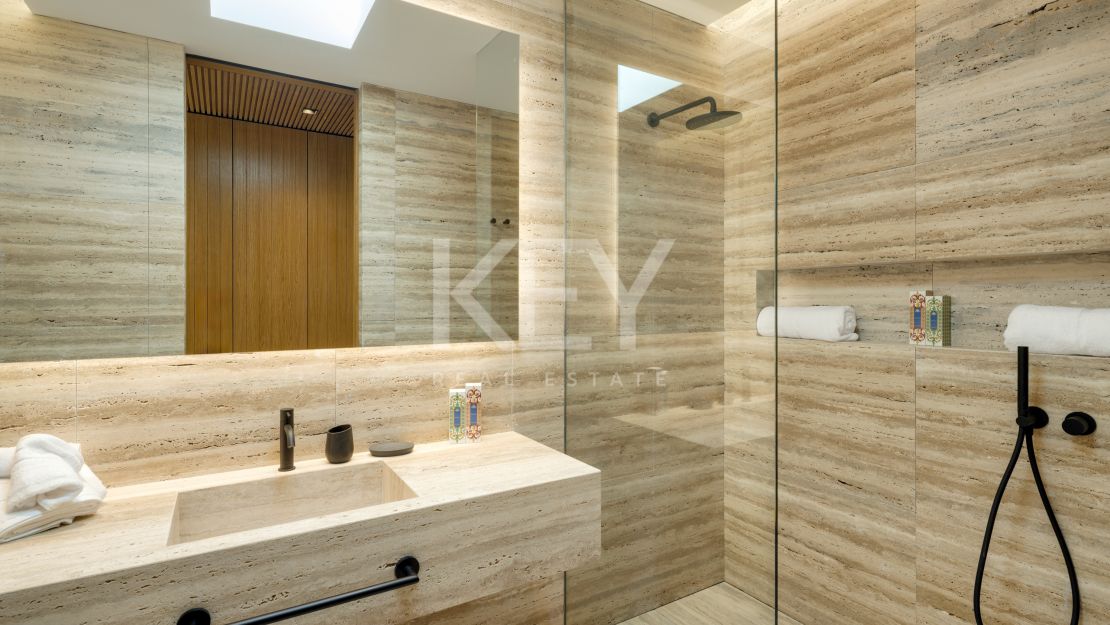 Архитектурный шедевр с видом на море и частным спа в Эль Мадроньяле, Бенахавис