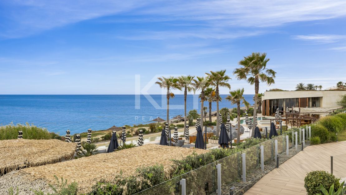 Квартира на первой линии моря с панорамным видом на море и эксклюзивными удобствами в Эстепоне