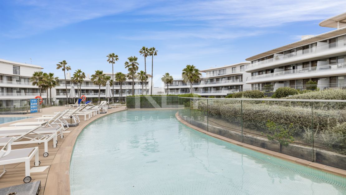 Квартира на первой линии моря с панорамным видом на море и эксклюзивными удобствами в Эстепоне