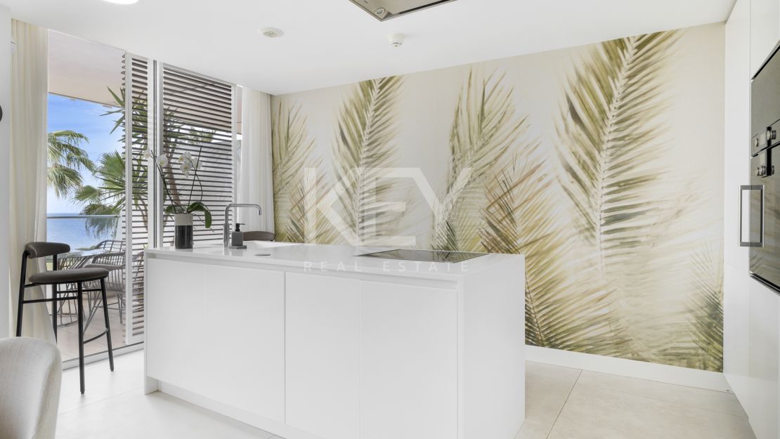 Квартира на первой линии моря с панорамным видом на море и эксклюзивными удобствами в Эстепоне