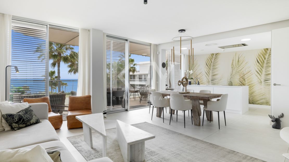 Apartamento en primera línea de playa con vistas panorámicas al mar y servicios exclusivos en Estepona