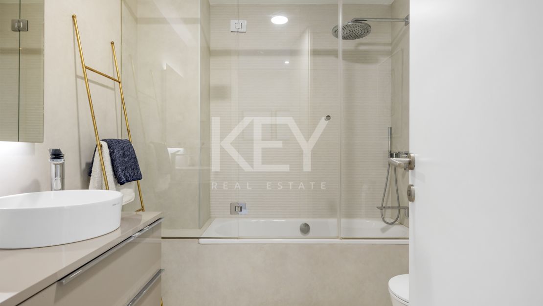 Квартира на первой линии моря с панорамным видом на море и эксклюзивными удобствами в Эстепоне