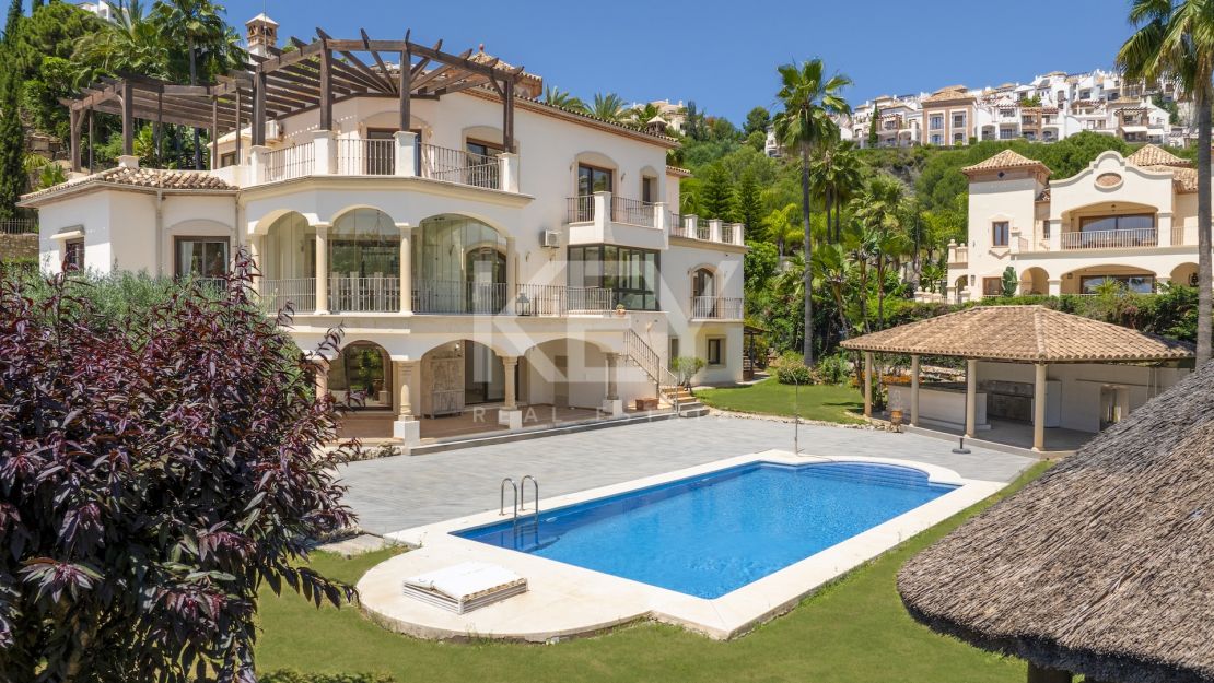 Grand family Villa with panoramic views, entertainment areas & investment potential in Los Arqueros, Benahavís