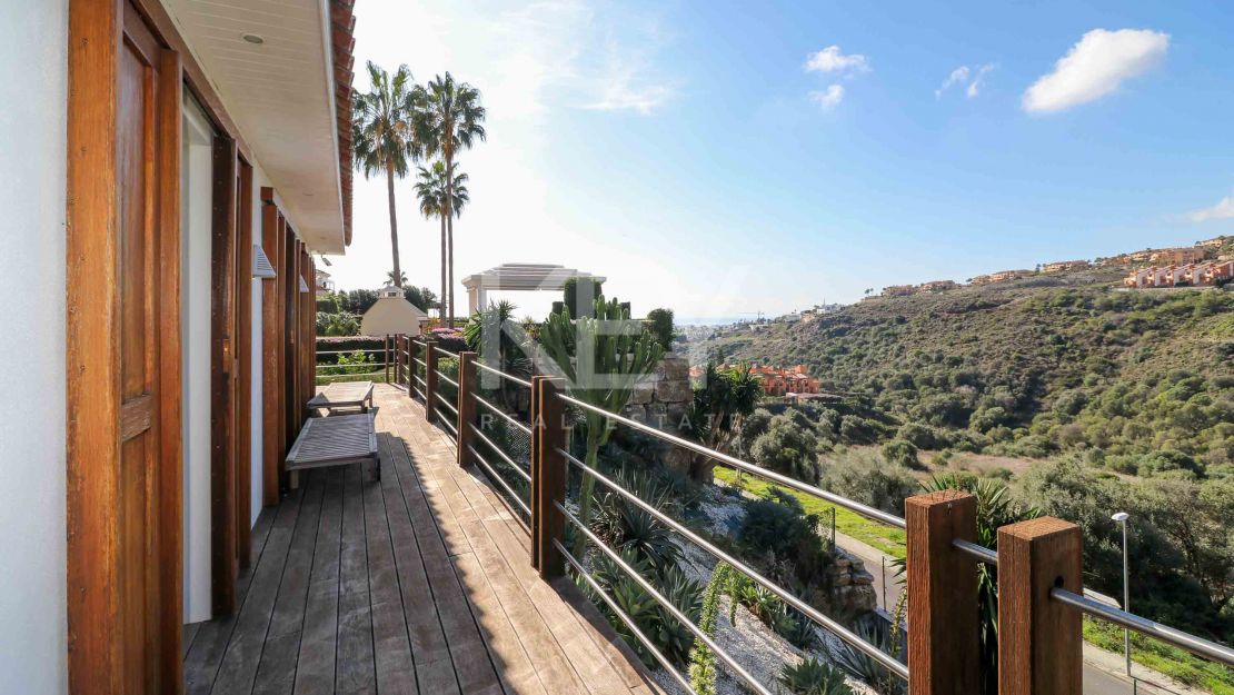 Villa de una sola planta con vistas al mar y potencial de ampliación en La Alquería, Benahavís