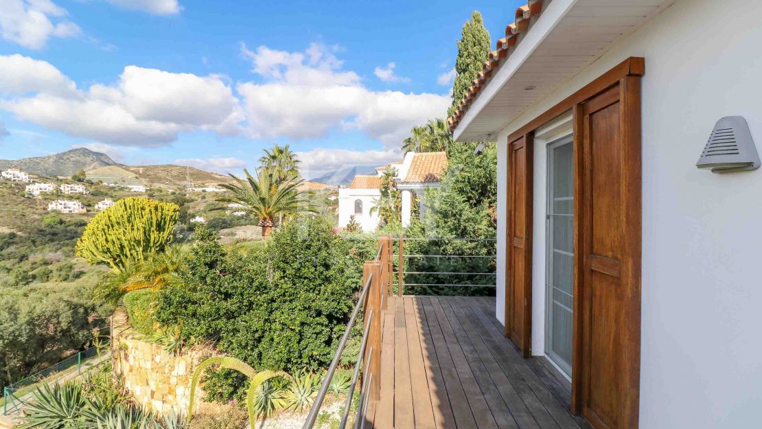 Villa de una sola planta con vistas al mar y potencial de ampliación en La Alquería, Benahavís