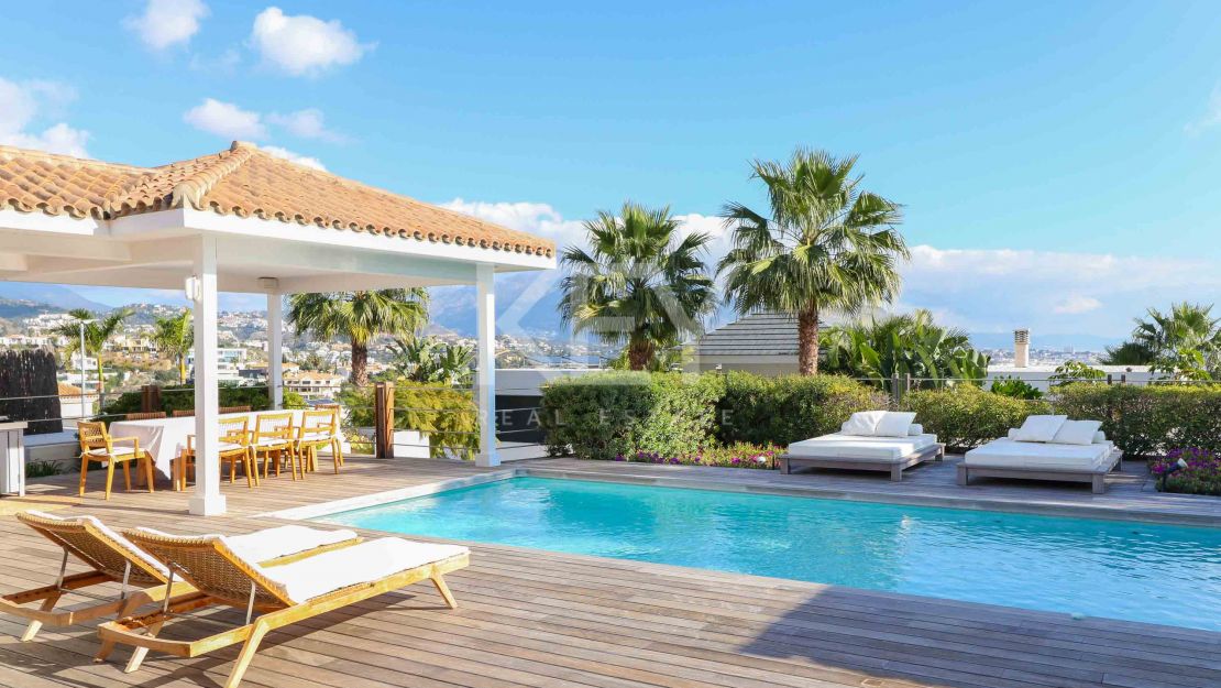 Villa de una sola planta con vistas al mar y potencial de ampliación en La Alquería, Benahavís