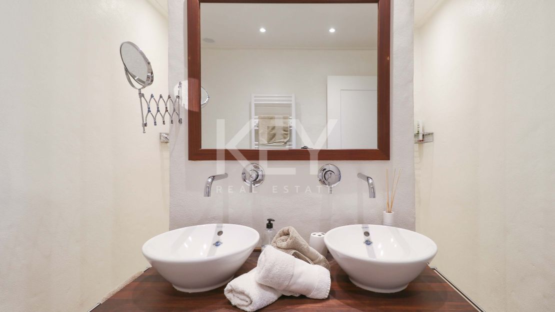 Villa de una sola planta con vistas al mar y potencial de ampliación en La Alquería, Benahavís