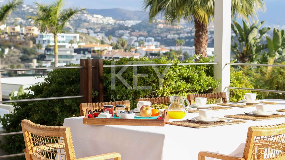 Villa de una sola planta con vistas al mar y potencial de ampliación en La Alquería, Benahavís