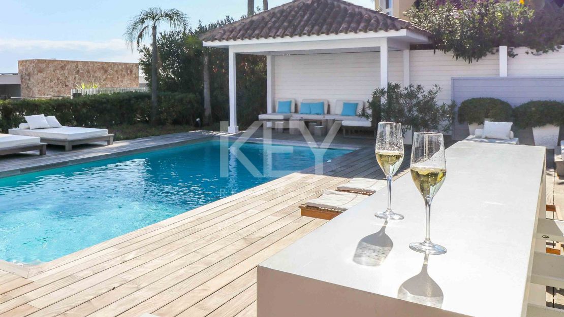 Villa de una sola planta con vistas al mar y potencial de ampliación en La Alquería, Benahavís