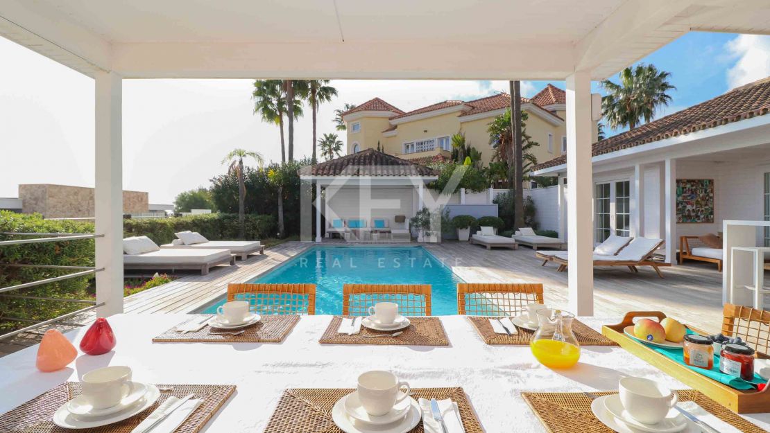 Villa de una sola planta con vistas al mar y potencial de ampliación en La Alquería, Benahavís