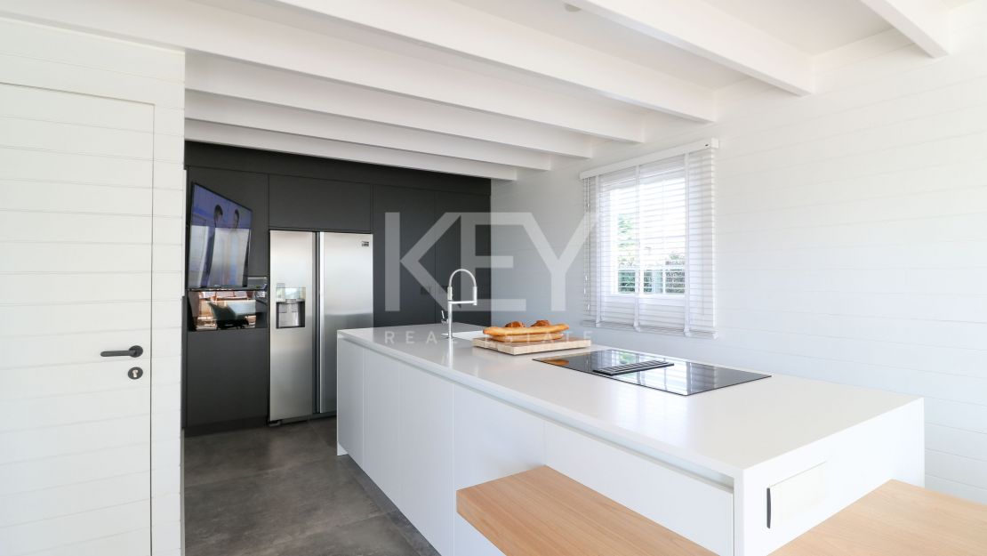 Villa de una sola planta con vistas al mar y potencial de ampliación en La Alquería, Benahavís