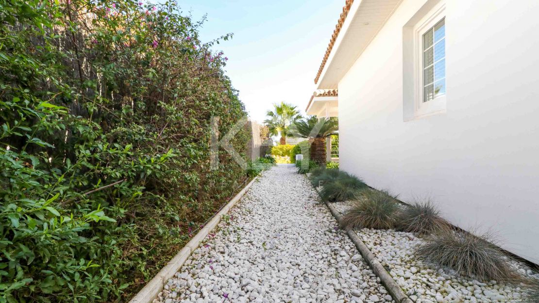 Villa de una sola planta con vistas al mar y potencial de ampliación en La Alquería, Benahavís