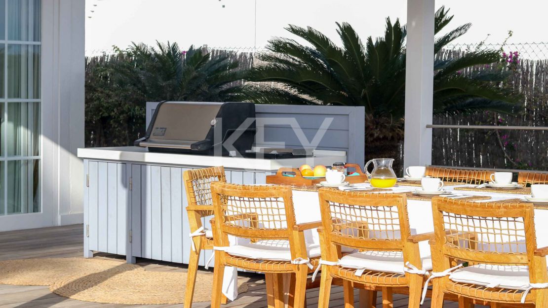 Villa de una sola planta con vistas al mar y potencial de ampliación en La Alquería, Benahavís