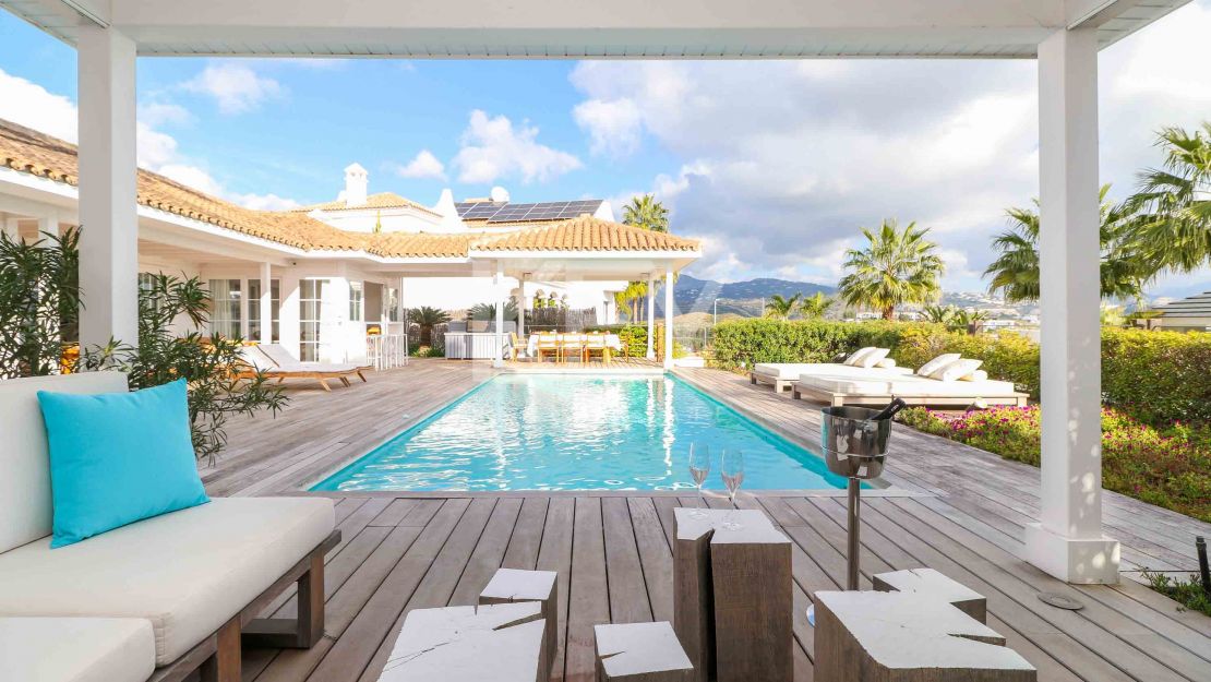 Villa de una sola planta con vistas al mar y potencial de ampliación en La Alquería, Benahavís