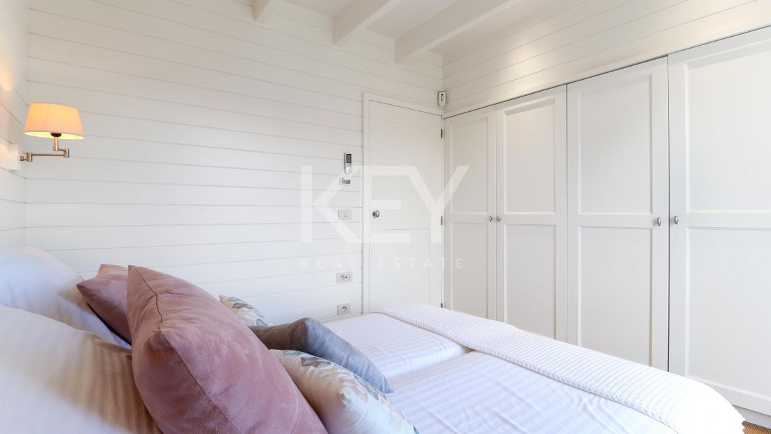 Villa de una sola planta con vistas al mar y potencial de ampliación en La Alquería, Benahavís