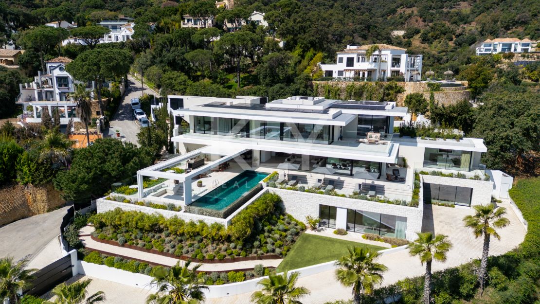 Panoramic view Villa with infinity pool and Spa in the hills of El Madroñal, Benahavis