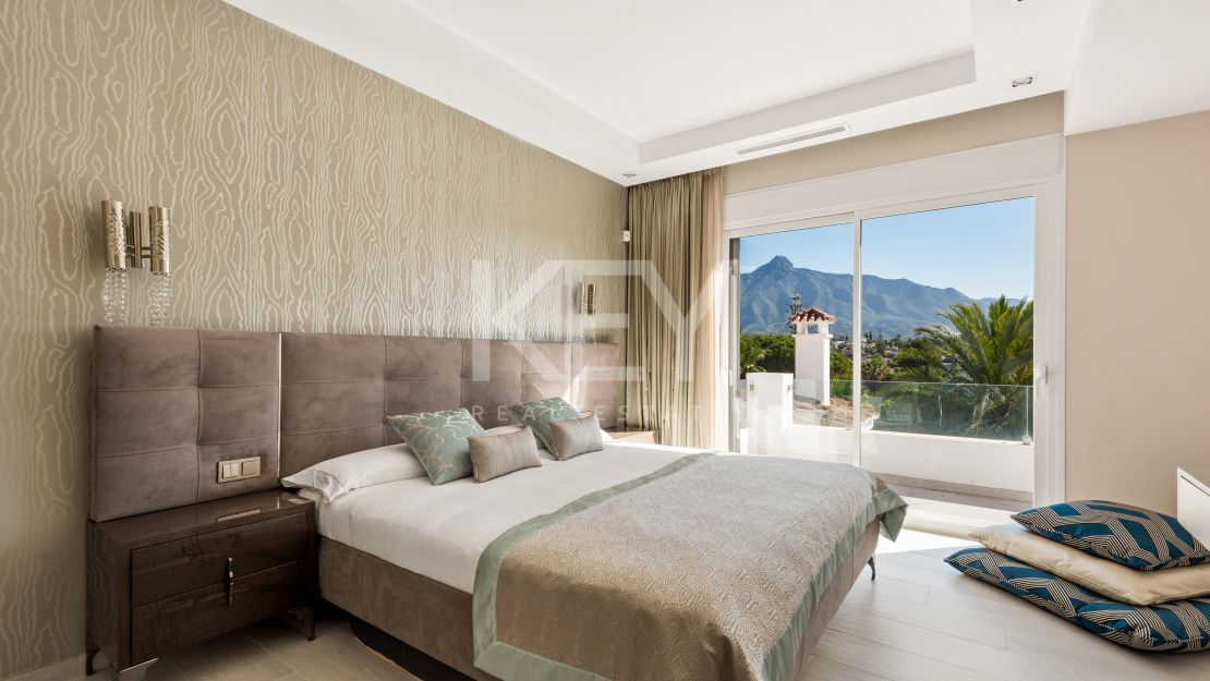 Villa contemporánea con vistas a la montaña en Las Brisas, Nueva Andalucía