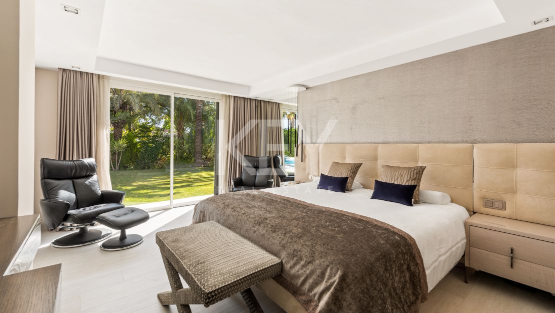 Villa contemporánea con vistas a la montaña en Las Brisas, Nueva Andalucía