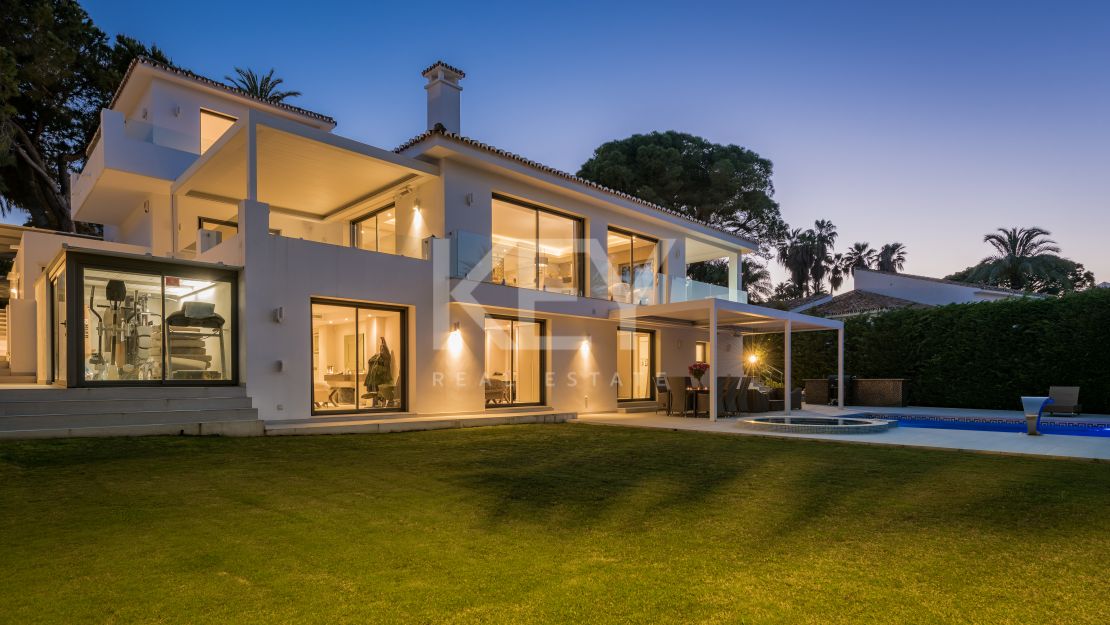 Villa contemporánea con vistas a la montaña en Las Brisas, Nueva Andalucía