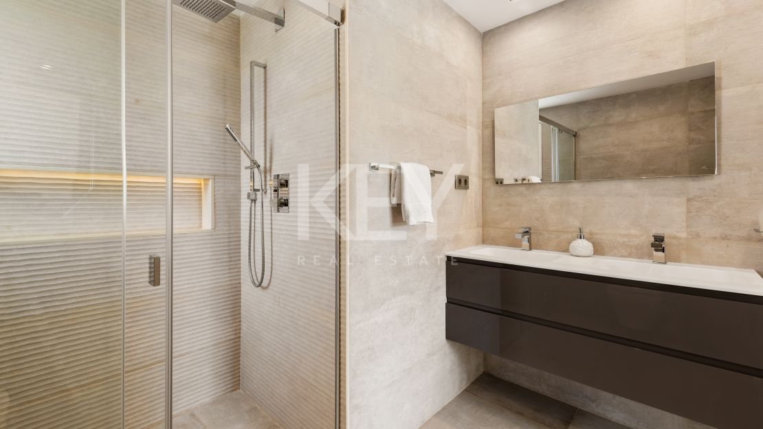 Villa contemporánea con vistas a la montaña en Las Brisas, Nueva Andalucía