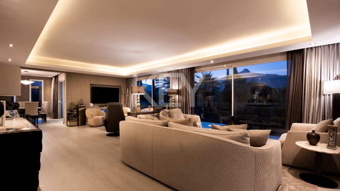 Villa contemporánea con vistas a la montaña en Las Brisas, Nueva Andalucía