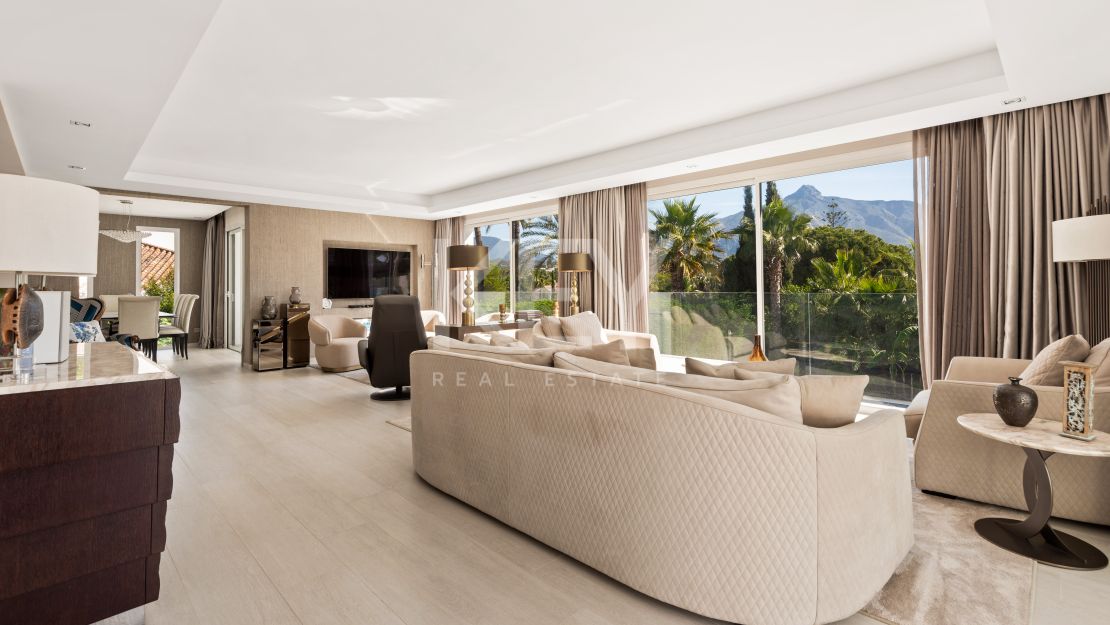 Villa contemporánea con vistas a la montaña en Las Brisas, Nueva Andalucía