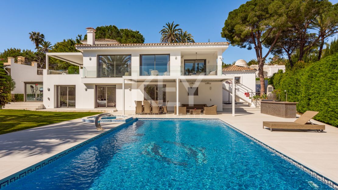 Contemporary villa with mountain views in Las Brisas, Nueva Andalucía