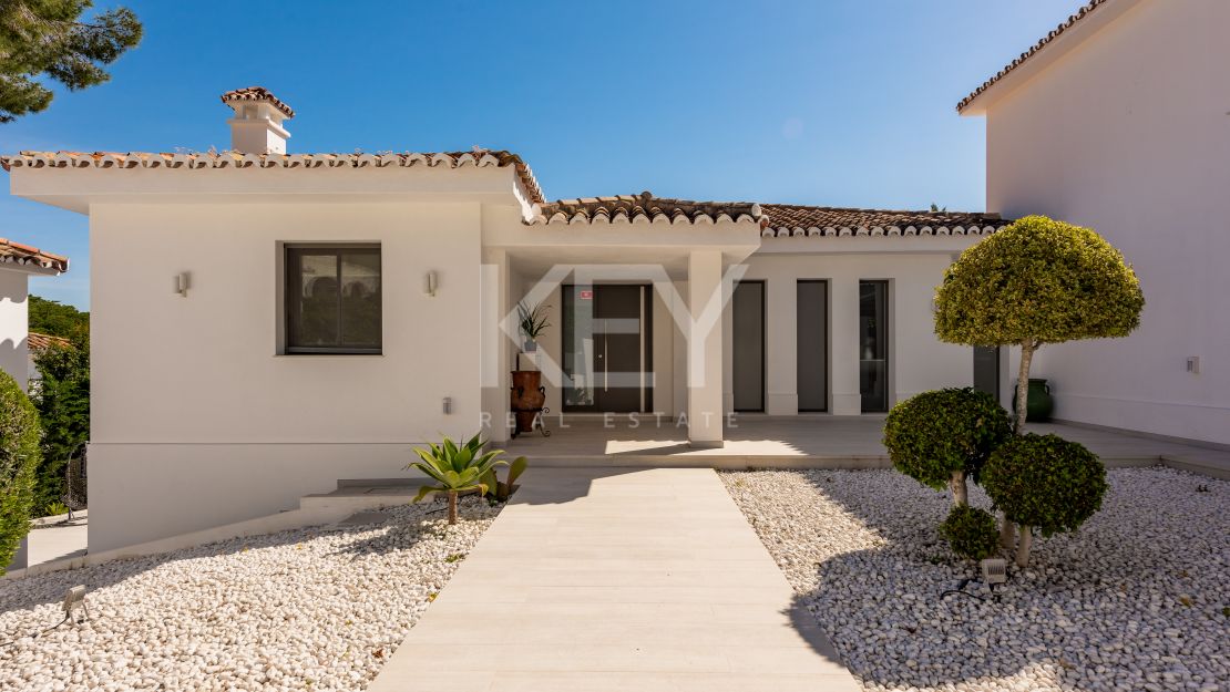 Villa contemporánea con vistas a la montaña en Las Brisas, Nueva Andalucía