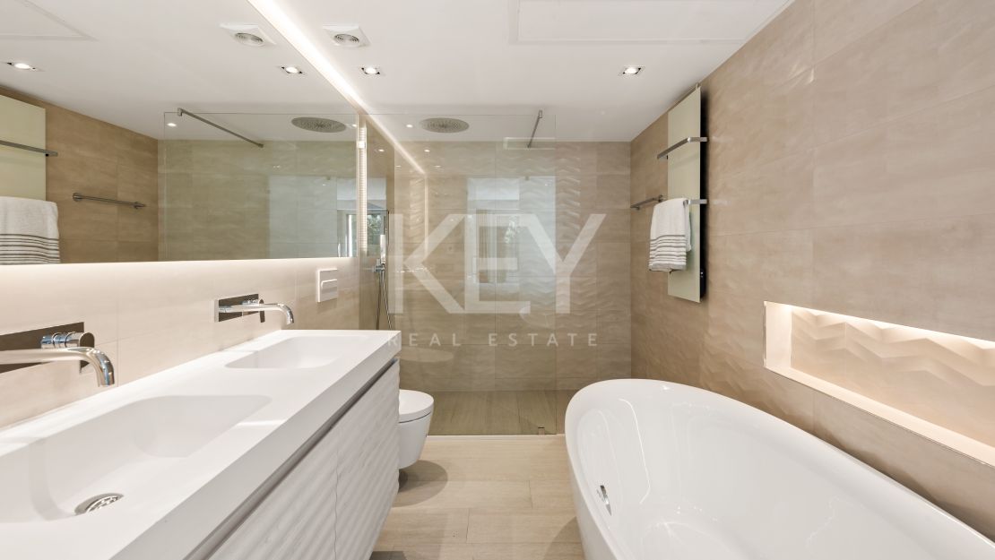 Villa contemporánea con vistas a la montaña en Las Brisas, Nueva Andalucía