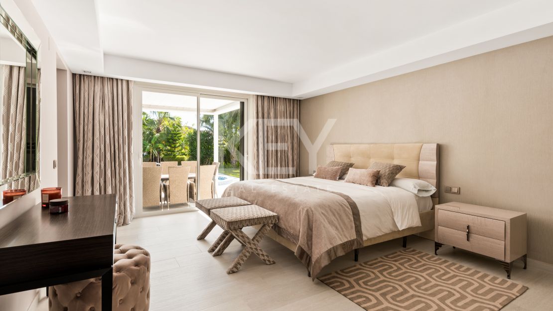 Villa contemporánea con vistas a la montaña en Las Brisas, Nueva Andalucía