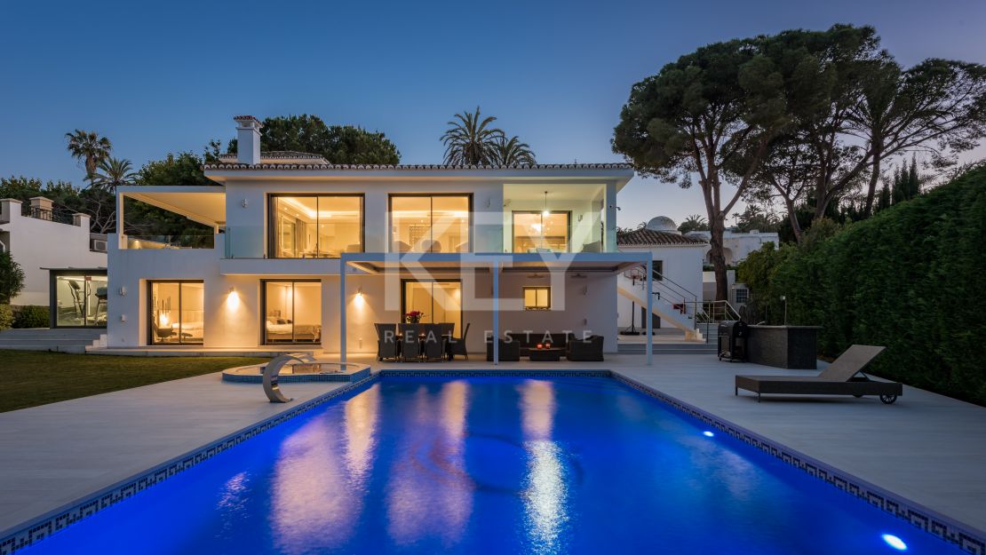 Villa contemporánea con vistas a la montaña en Las Brisas, Nueva Andalucía