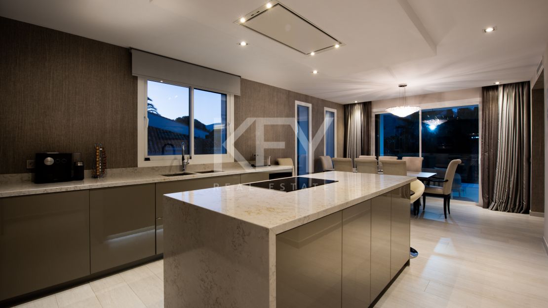 Villa contemporánea con vistas a la montaña en Las Brisas, Nueva Andalucía