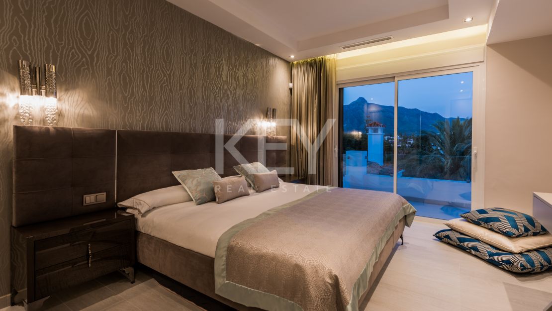 Villa contemporánea con vistas a la montaña en Las Brisas, Nueva Andalucía