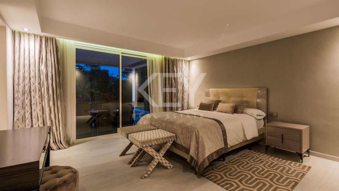 Villa contemporánea con vistas a la montaña en Las Brisas, Nueva Andalucía